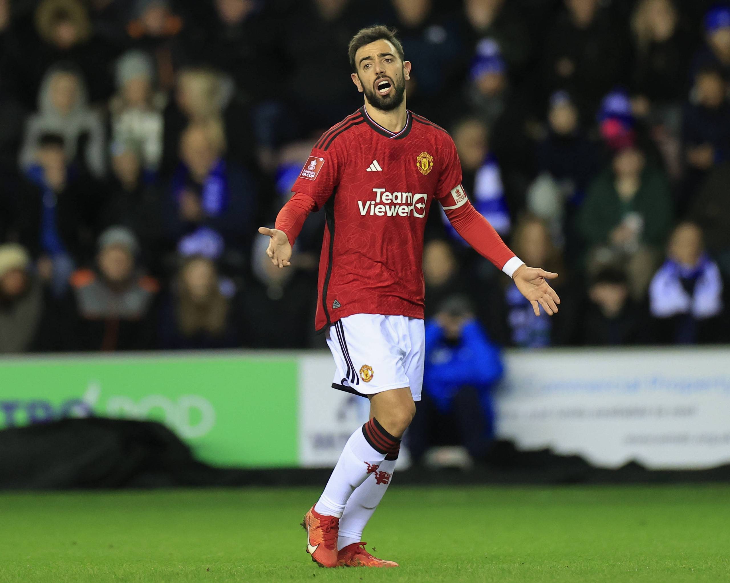 32岁前巴萨中场拉菲尼亚退役，俱乐部官方送上祝福（前巴萨中场拉菲尼亚32岁挂靴，俱乐部官方发文致意）